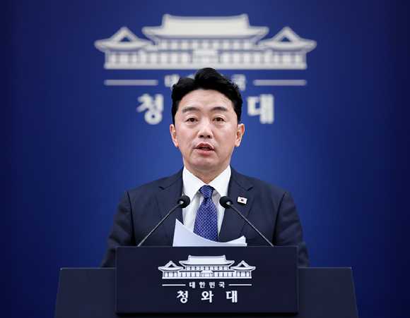 강훈식 비서실장이 10일 청와대 춘추관에서 이날 열린 메가프로젝트 민관합동 제2차 점검회의 결과 브리핑을 하고 있다. 2026.8.10 [사진=연합뉴스]