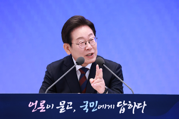 이재명 대통령이 3일 청와대 영빈관에서 열린 '대통령의 30일, 언론이 묻고 국민에게 답하다' 기자회견에서 기자들 질문에 답하고 있다. 2025.7.3 [사진=연합뉴스]