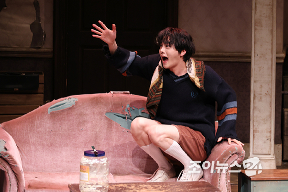 배우 최정우가 19일 오후 서울 종로구 동숭동 대학로티오엠에서 진행된 연극 '오펀스' 프레스콜에 참석해 열연을 펼치고 있다. [사진=문수지 기자]