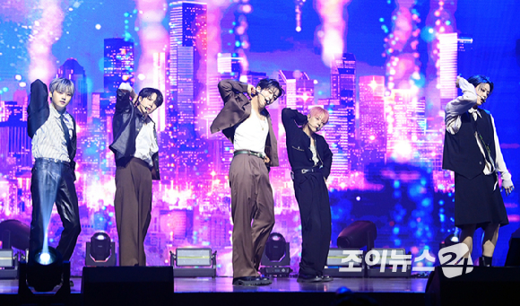 그룹 위아이가 29일 오후 서울 광진구 예스24라이브홀에서 열린 위아이(WEi) 여덟 번째 미니앨범 '원더랜드' 발매 기념 쇼케이스에 참석해 타이틀곡 '홈' 무대를 선보이고 있다. [사진=정소희 기자]