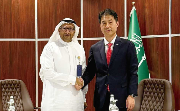 사우디아라비아 주베일에서 진행된 얀부2 발전소 연료전환 공사 계약 체결식에서 마라픽 자말 압둘라만 오마르 수석 부사장(왼쪽)과 손승우 두산에너빌리티 파워서비스 BG장이 기념사진을 촬영하고 있다. [사진=두산에너빌리티]