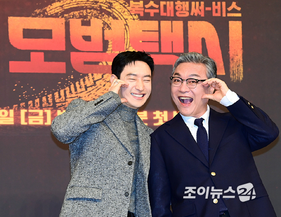 배우 이제훈과 김의성이 18일 오후 서울 양천구 목동 SBS에서 열린 SBS 새 금토드라마 '모범택시3' 제작발표회에 참석하고 있다. [사진=정소희 기자]