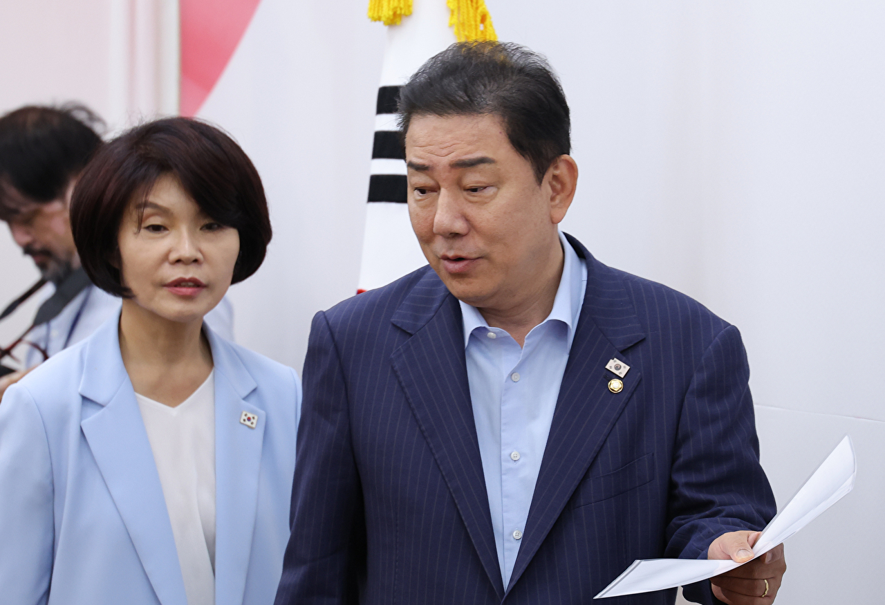 더불어민주당 김병기 원내대표와 한정애 정책위의장이 21일 서울 여의도 국회에서 열린 정책조정 회의에 입장하고 있다. 2025.8.21 [사진=연합뉴스]