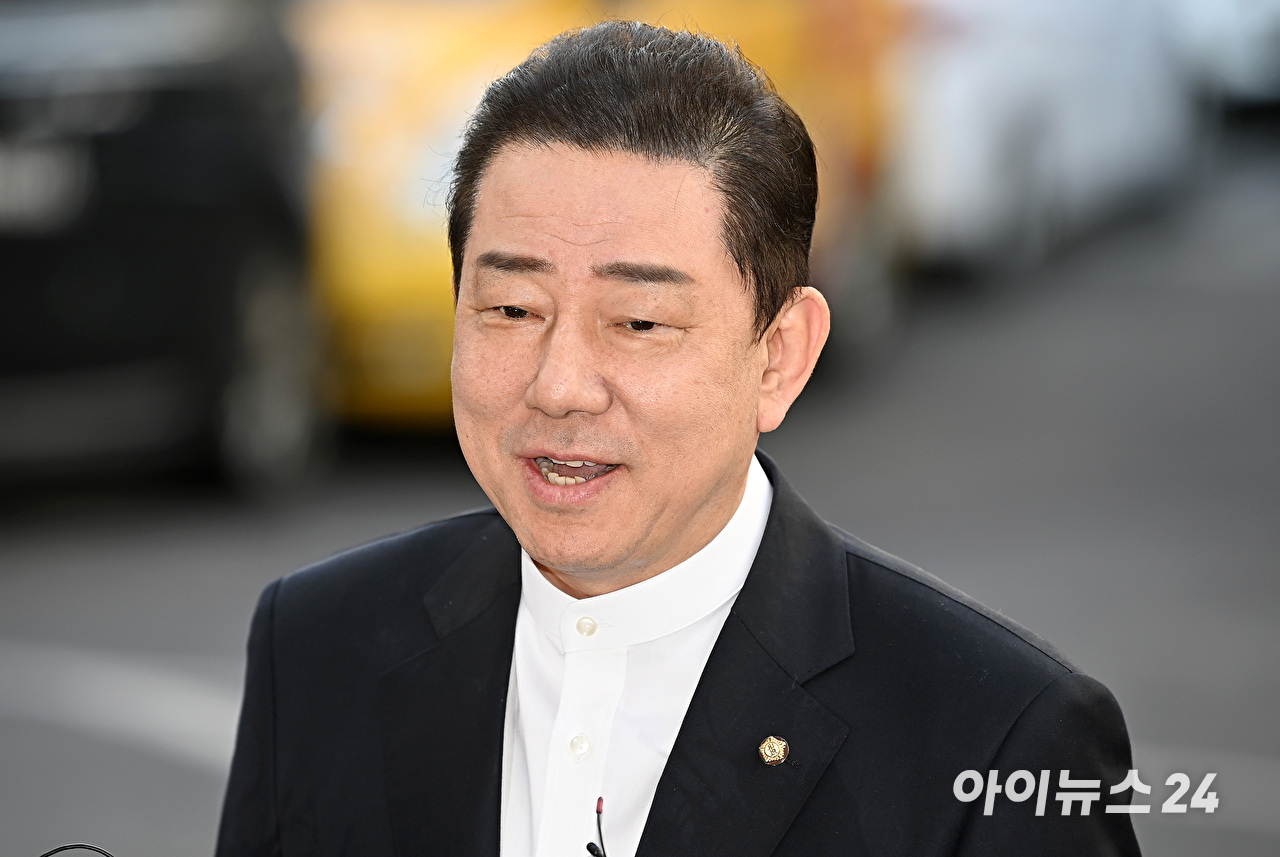 공천헌금 수수 의혹 등 13가지 의혹으로 수사를 받고 있는 김병기 무소속 의원이 26일 오전 서울 마포구 서울경찰청 공공범죄수사대에 출석하고 있다. [사진=곽영래 기자]