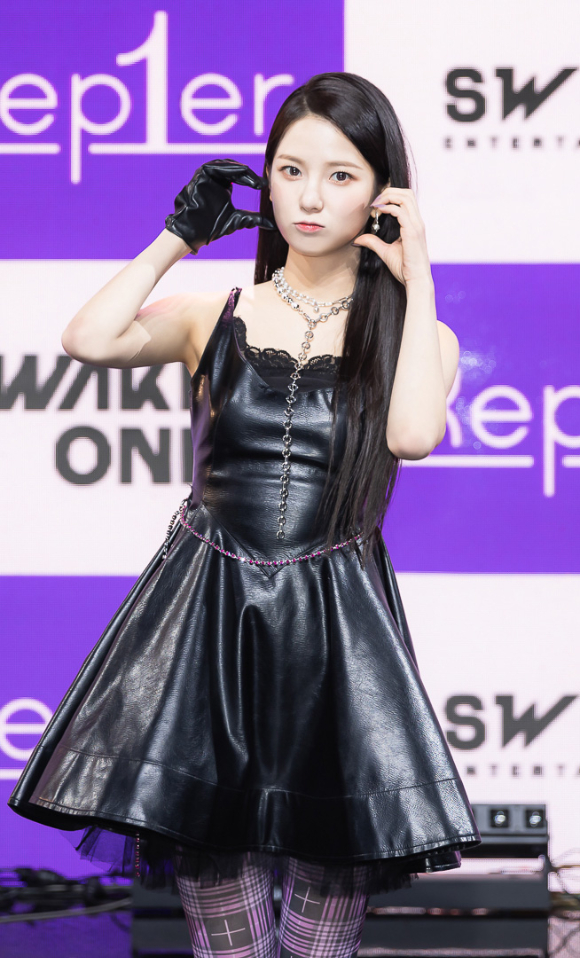 신인그룹 케플러(Kep1er) 김다연이 3일 온라인으로 진행된 케플러 첫 번째 미니앨범 'FIRST IMPACT' 발매 기념 쇼케이스에서 포토타임을 갖고 있다. [사진=웨이크원&middot;스윙엔터테인먼트]