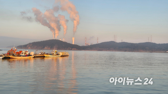 학암포에서 바라본 태안화력발전소. 정부는 11차 전기본에서 석탄발전소를 LNG, 암모니아 혼소 등으로 전환해 운영하겠다는 계획을 내놓은 바 있다. [사진=정종오 기자]