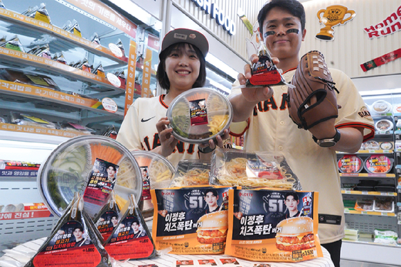 모델들이 세븐일레븐이 출시한 이정후 콜라보 2탄 푸드간편식 4종을 소개하고 있다. [사진=세븐일레븐]