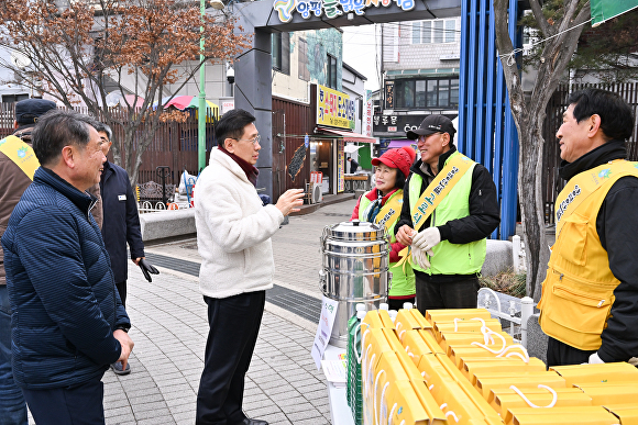 전진선 군수가 양평 물맑은시장 고로쇠 판매 현장 판매자들을 독려 하고 있다.[사진=양평군]