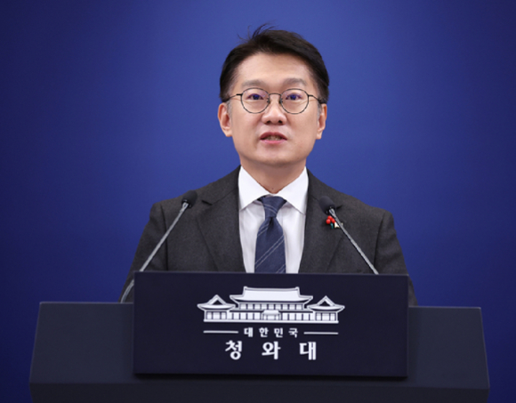 더불어민주당 송영길 전 당 대표가 20일 인천 남동구 인천시당을 찾아 고남석 시당위원장에게 복당 신청서를 제출하고 있다. [사진=연합뉴스]