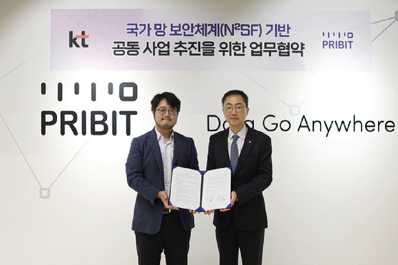 KT Enterprise부문 공공사업본부장 유용규 전무(오른쪽)와 프라이빗테크놀로지 김영랑 대표(왼쪽)가 기념 사진을 촬영하는 모습 [사진=KT]
