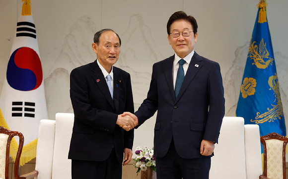 이재명 대통령이 30일 서울 용산 대통령실 청사에서 일한의원연맹 회장인 스가 요시히데 전 일본 총리를 접견하며 기념촬영을 하고 있다. 2025.7.30 [사진=연합뉴스]