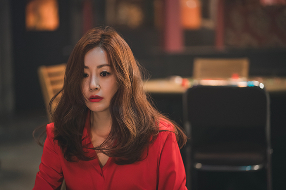 배우 오나라가 JTBC 금요시리즈 '착한 사나이'에서 열연하고 있다. [사진=JTBC]