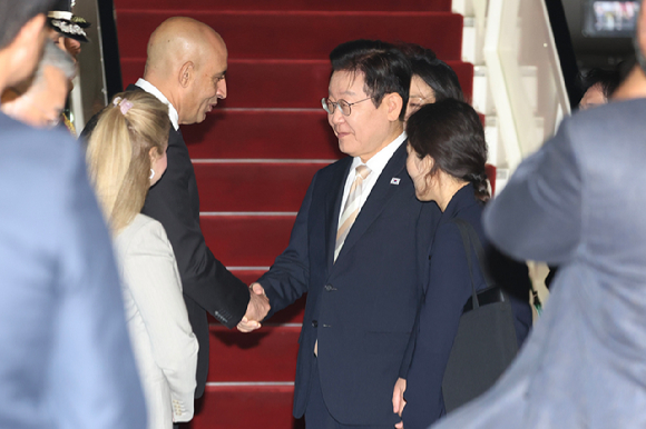 이재명 대통령이 19일(현지시간) 이집트 카이로 국제공항에서 영접 인사들과 인사하고 있다. 2025.11.20 [사진=연합뉴스]