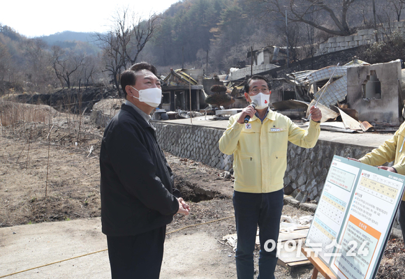 윤석열 대통령 당선인이 15일 경북 울진군 북면 검성리 산불피해현장을 방문해 전찬걸 울진군수의 브리핑을 듣고 있다. [사진=국회사진취재단]