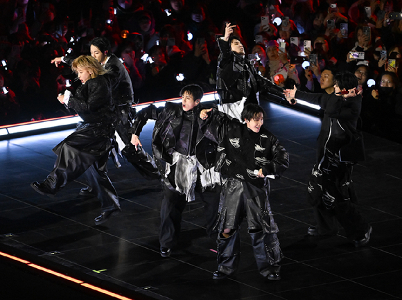 방탄소년단(BTS)이 21일 오후 서울 광화문 광장에서 정규 5집 '아리랑(ARIRANG)' 앨범 발매를 기념해 컴백 무대를 선보이고 있다. [사진=사진공동취재단]