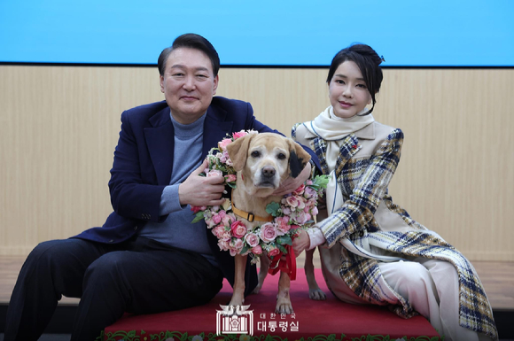 윤석열 대통령 부부가 크리스마스 이브인 24일 오후 경기도 용인시에 위치한 삼성화재 안내견 학교에서 은퇴 안내견(견명: 새롬이)을 분양 받았다. [사진=대통령실]