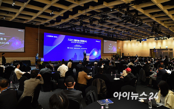 매년 국내외 주요 이슈를 진단하고 대응 방안을 논의하는 아이포럼 2025가 '지금은 인공지능 대전환(AX):AI 3대 강국 어떻게 만들 것인가&rsquo;라는 주제로 23일 서울 여의도 FKI타워에서 열렸다. 박동석 아이뉴스24 사장이 개회사를 하고 있다. [사진=곽영래 기자]