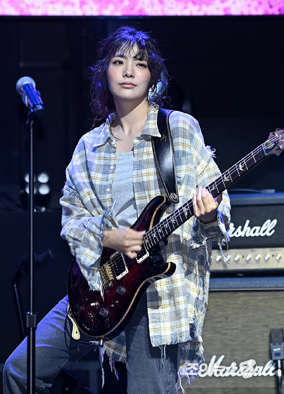 걸밴드 QWER(큐더블유이알)이 9일 오후 서울 서대문구 예스24 원더로크홀에서 열린 미니 3집 발매 기념 미디어 쇼케이스에서 포토타임을 갖고 있다. [사진=곽영래 기자]