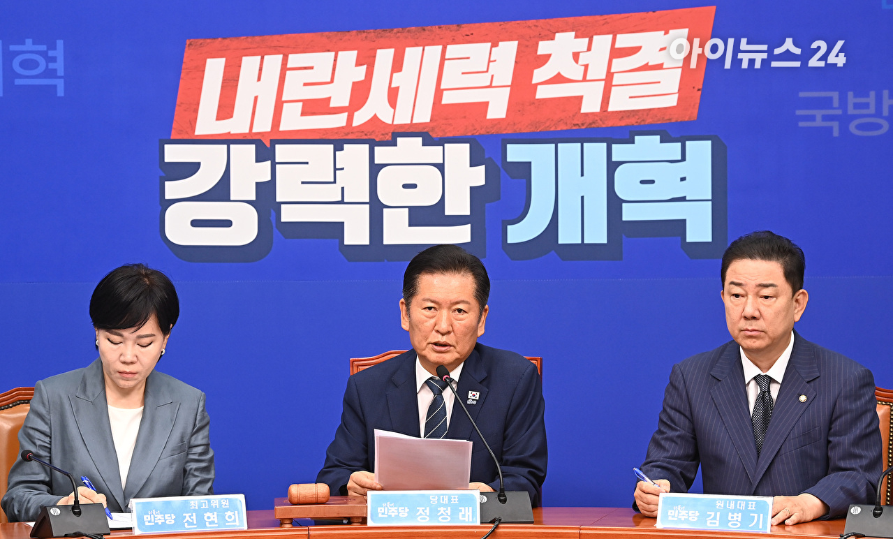 조희대 대법원장이 지난 12일 서울 서초구 대법원 중앙홀에서 열린 '2025 대한민국 법원의 날 기념식'에서 시상을 마친 뒤 자리로 돌아가고 있다. 2025.9.12 [사진=연합뉴스]