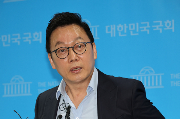 정봉주 더불어민주당 최고위원 후보가 지난 12일 오전 서울 여의도 국회 소통관에서 기자회견을 열고 '이재명팔이' 세력에 대한 문제의식과 대응 계획을 밝히고 있다. 2024.08.12. [사진=뉴시스]