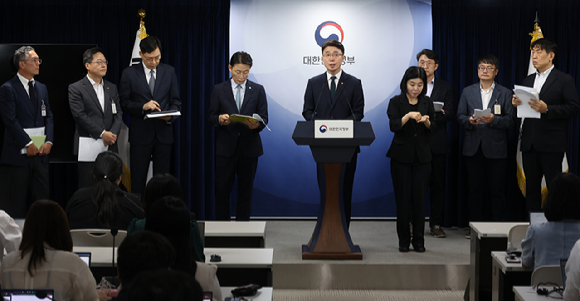 류제명 과학기술정보통신부 제2차관이 19일 서울 종로구 정부서울청사에서 KT와 롯데카드 관계자가 참석한 가운데 열린 해킹 대응을 위한 과기정통부-금융위 합동 브리핑에서 발언하고 있다. [사진=연합뉴스]
