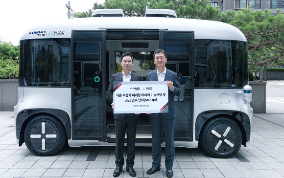 (오른쪽부터)정일택 금호타이어 사장과 한지형 에이투지 대표가 지난 12일 서울 광화문 금호타이어 본사 광장에서 에이투지의 자율주행차 '로이(ROii)' 앞에서 기념촬영하고 있다. [사진=금호타이어]