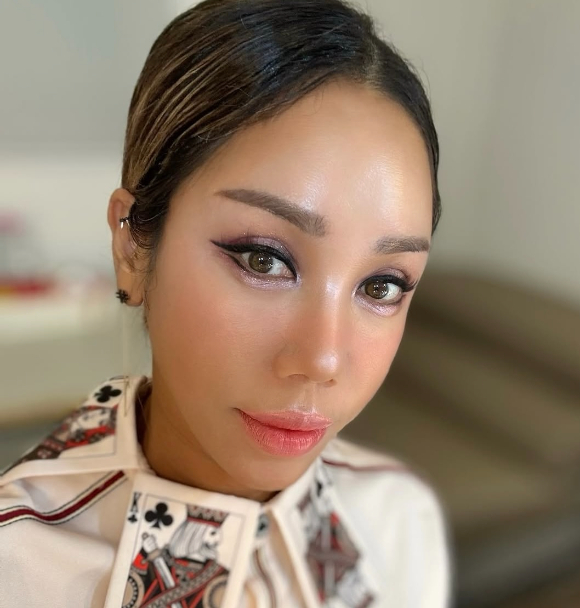 그룹 클론 멤버 강원래의 아내 김송(53)이 뒤늦게 알게 된 '출생의 비밀'을 고백했다. 사진은 김송. [사진=김송 인스타그램]