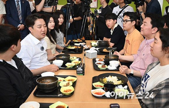 이준석 개혁신당 대선 후보와 안철수 국민의힘 공동선거대책위원장이 21일 경기 성남시 가천대학에서 진행한 '학식먹자 이준석' 행사에서 악수를 나누고 있다. [사진=곽영래 기자]