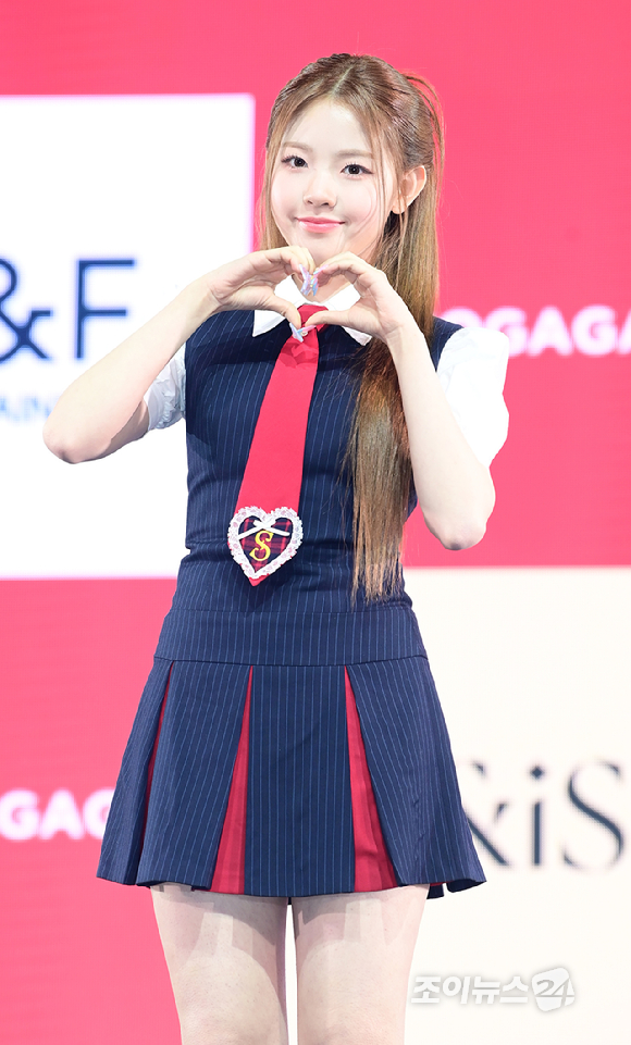 그룹 유니스(UNIS) 오윤아가 15일 서울 광장동 예스24 라이브홀에서 열린 유니스 두 번째 미니앨범 'SWICY(스위시)' 발매 쇼케이스에 참석하고 있다. [사진=정소희 기자]