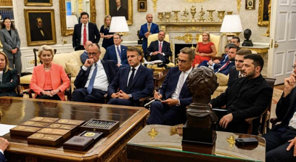 트럼프 대통령이 상석에 앉아 유럽 정상들과 마주하고 있다. 사진은 해당 장면. [사진=백악관]