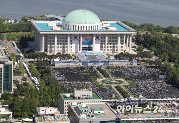 제20대 대통령 취임식이 열리는 10일 오전 행사장이 마련된 국회의사당으로 시민들이 입장하고 있다. [사진=국회사진취재단]