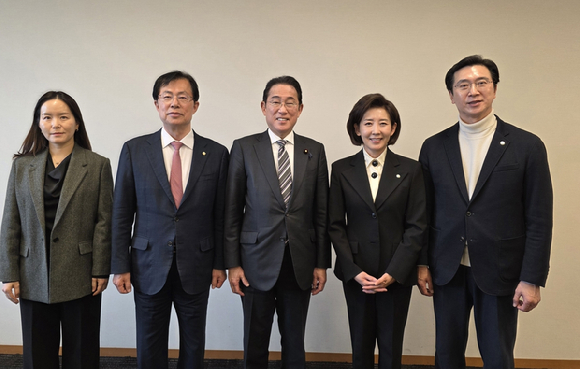 기시다 후미오 전 일본 내각총리대신(가운데)과 만난 한일의원연맹 대표단. [사진=나경원 의원실]