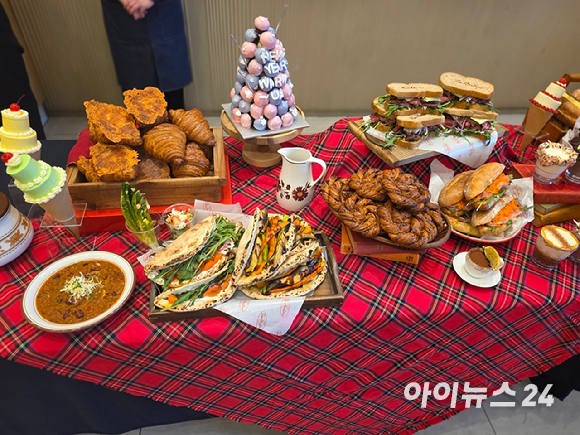 안태열 BKR CBO가 28일 서울 팀홀튼 신논현역점서 열린 '2026 팀홀튼 뉴이어 웜업' 기자간담회에서 향후 비전을 설명하고 있다. [사진=BKR]