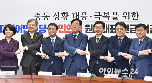 한병도 더불어민주당 원내대표와 송언석 국민의힘 원내대표가 16일 서울 여의도 국회에서 열린 중동 상황 대응&middot;극복을 위한 더불어민주당-국민의힘 원내대표 긴급 점검 회의에서 기념촬영을 하고 있다. [사진=곽영래 기자]