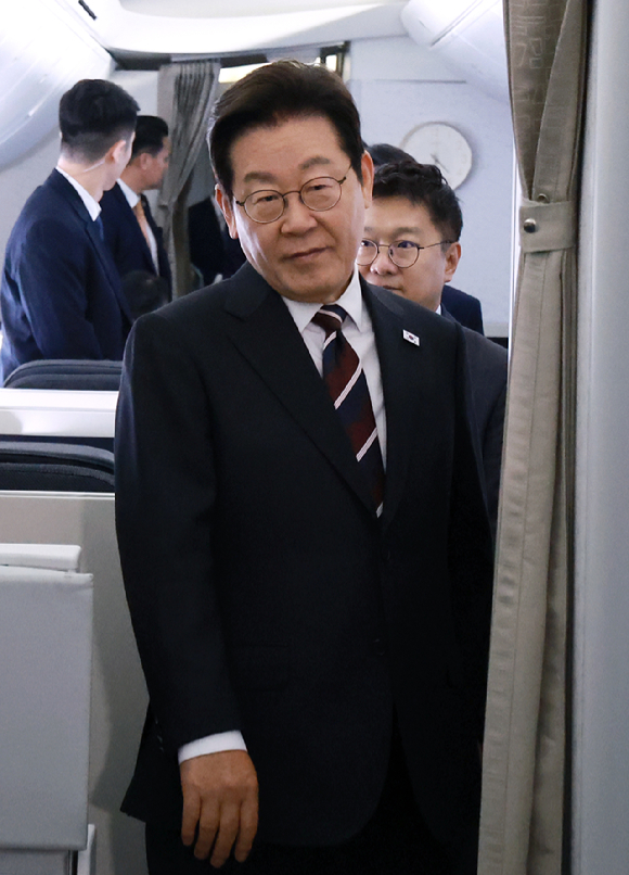 이재명 대통령이 24일(현지시간) 일본 도쿄 하네다공항 이륙 뒤 미국 워싱턴DC로 향하는 공군 1호기 기내에서 기자간담회 장소로 향하고 있다. 2025.8.25 [사진=연합뉴스]