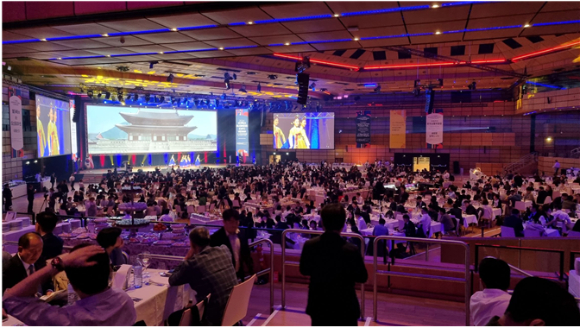 제28차 세계한인경제인대회 개회식에서 한국 전통 무용 축하 공연을 선보이고 있다. [사진=인천시]