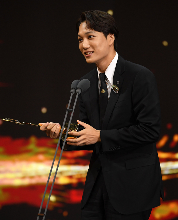 엑소 카이가 19일 인천광역시 중구 파라다이스시티에서 열린 '제1회 청룡시리즈어워즈' 시상식에서 신인 남자예능인상을 수상하고 소감을 전하고 있다. [사진=청룡시리즈어워즈 사무국]