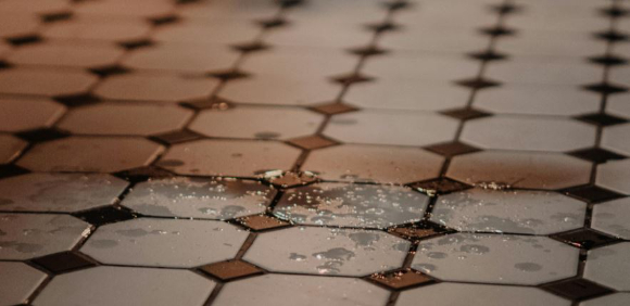 미끄러운 배수로를 관리하지 않아 손님을 다치게 한 목욕탕 업주가 항소심에서도 벌금형을 선고받았다. 본 기사와 무관한 이미지. [사진=Pexels]