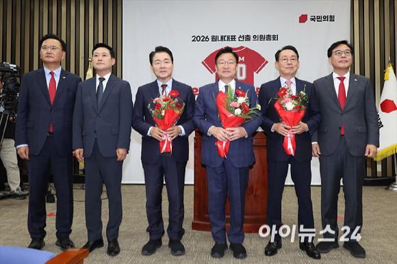정점식 국민의힘 신임 원내대표가 10일 서울 여의도 국회에서 열린 국민의힘 원내대표 선출 의원총회에서 장동혁 대표, 송언석 전 원내대표, 김도읍, 성일종 후보 등과 기념촬영을 하고 있다. [사진=곽영래 기자]