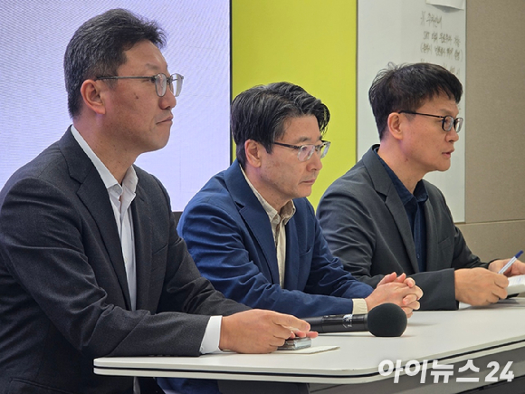 16일 오전 서울 중구 삼화타워에서 열린 SK텔레콤 유심 일부 정보 유출 관련 데일리(일일) 브리핑에서 주요 관계자들이 취재진과 일문일답을 진행하고 있다. 사진은 왼쪽부터 김희섭 SK텔레콤 PR센터장, 임봉호 SK텔레콤 MNO사업부장, 류정환 SK텔레콤 네트워크인프라센터장. [사진=안세준 기자]