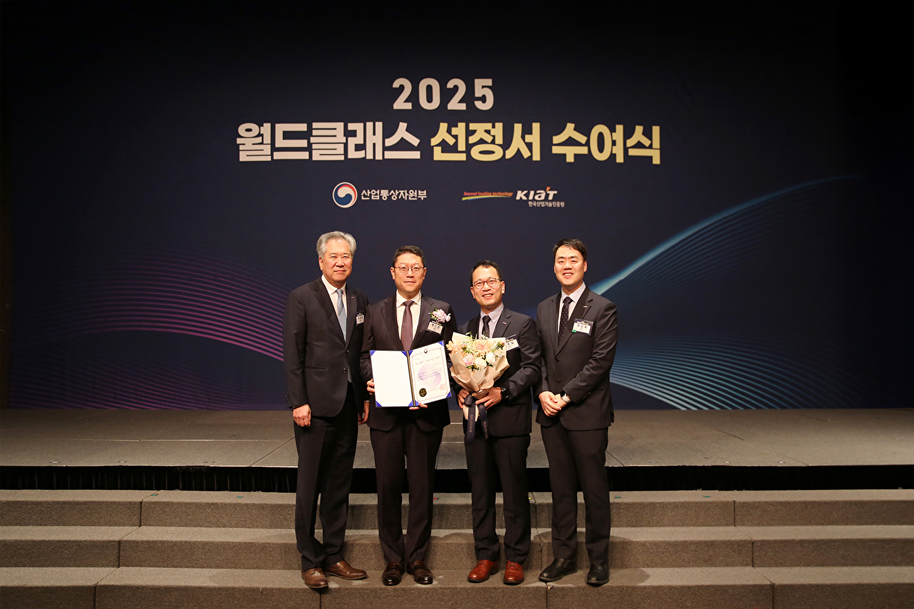 대원제약이 산업통상자원부가 주관하는 '월드클래스 플러스 사업'에 선정됐다. (왼쪽부터) 이경준 대원제약 중앙연구소장 전무, 백인환 대원제약 사장, 김주일 대원제약 R&D부문장 부사장, 박상욱 대원제약 연구기획팀장. [사진=대원제약 제공]