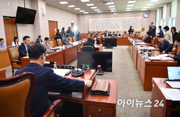 검사징계법 일부개정법률안 등을 심의하는 국회 법제사법위원회의 법안심사제1소위원회가 7일 국회에서 더불어민주당 소속 박범계 소위원장 주재로 열리고 있다. [사진=곽영래 기자]