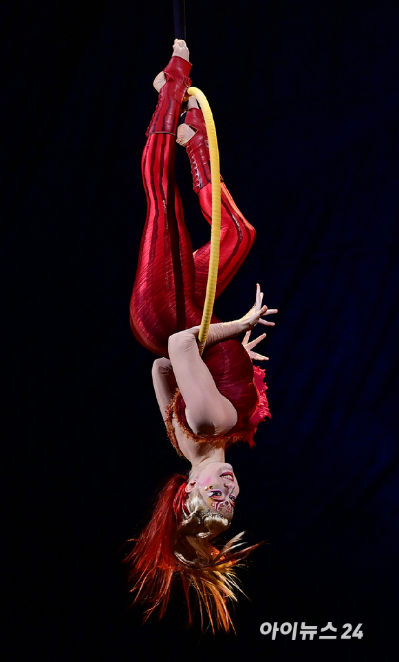 15일 오후 서울 잠실종합운동장 내 빅탑에서 열린 태양의서커스 '쿠자(KOOZA)' 프레스 컨퍼런스에서 배우들이 환상적인 무대를 선보이고 있다. [사진=정소희 기자]