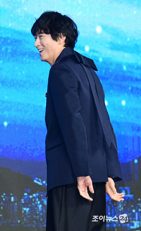 배우 강동원이 2일 오전 서울 종로구 포시즌스 호텔에서 진행된 디즈니 플러스 오리지널 시리즈 '북극성' 제작발표회에 참석하고 있다. [사진=정소희 기자]