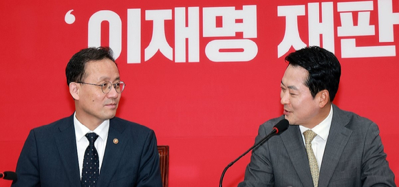 국민의힘 장동혁 대표가 2일 취임 인사차 국회를 찾은 이형일 부총리 겸 재정경제부 장관을 접견, 인사말하고 있다. 2026.10.2 [사진=연합뉴스]
