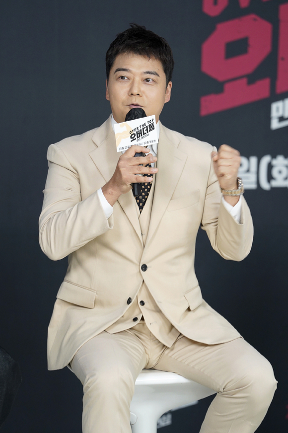 방송인 전현무가 25일 JTBC '오버 더 톱' 제작발표회에서 대화를 나누고 있다. [사진=JTBC]