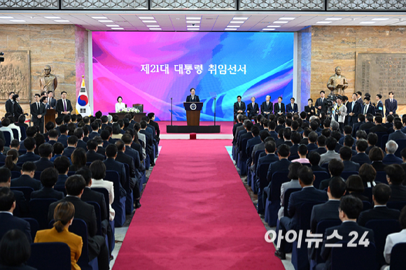 이재명대통령이 4일 오전 국회 로텐더홀에서 열린 제21대 대한민국 대통령 취임사를 하고 있다. [사진=국회시잔취재단]