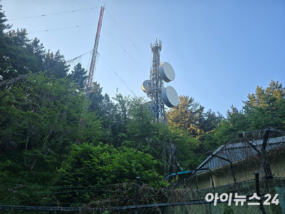 13일 경북 울릉읍 북면 나리전망대 인근에 KT 5G 기지국 장비 등이 설치돼 있는 모습. [사진=안세준 기자]