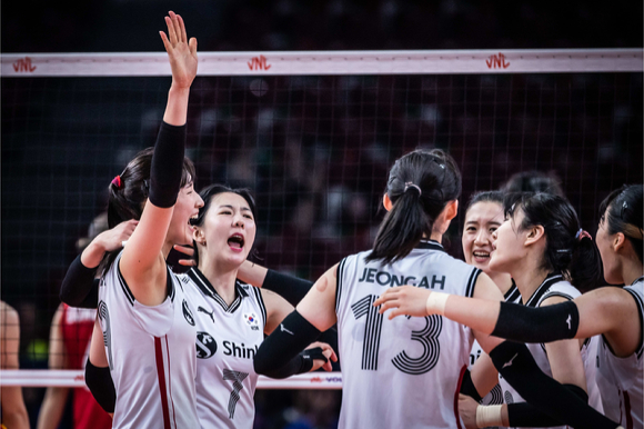 쿠팡플레이가 한국여자배구대표팀이 참가하는 FIVB 주최 2022 세계여자배구선수권대회를 독점 생중계한다. 사진은 올해 VNL에 참가한 여자배구대표팀 선수들이다. [사진=국제배구연맹(FIVB)]