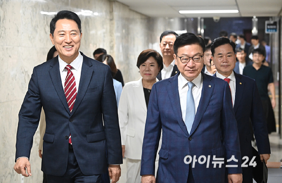 정점식 국민의힘 원내대표와 오세훈 서울시장이 14일 서울 여의도 국회에서 열린 원내대책회의에 참석하고 있다. [사진=곽영래 기자]